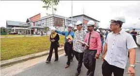  ?? BERNAMA PIC ?? Health Minister Dr Dzulkefly Ahmad (centre) visiting the Rembau Hospital constructi­on site in Rembau yesterday.