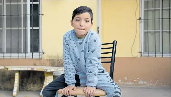  ?? JUAN GARCÍA ?? Valiente. El chico ayer en su casa de Puerto General San Martín, al norte de Rosario. Contó que tiene ganas de ir a pasear con el padre.