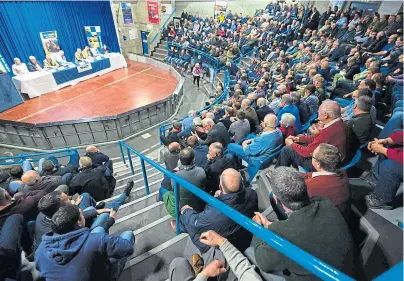  ?? Photograph by Michael Traill ?? ANXIETY: The packed crisis meeting at the Thainstone Centre, near Inverurie.