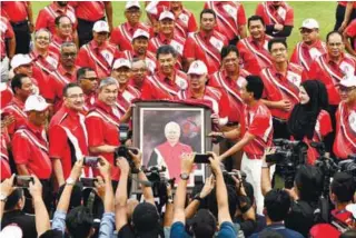  ??  ?? Ahmad Zahid presents a souvenir to Najib at the golf competitio­n at The Mines Resort and Golf Club in Seri Kembangan yesterday.