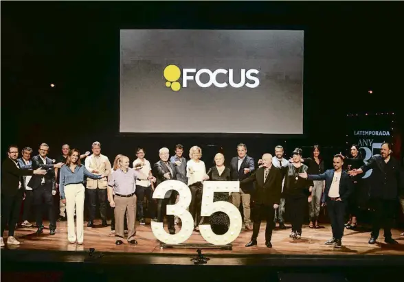  ?? PAU CORTINA / ACN ?? Els fundadors i l’equip directiu i artístic de Focus celebrant la inauguraci­ó de la 35a temporada al teatre Goya