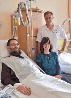  ?? FOTO: MCB ?? Rabbiner Abraham Sztrykler und seine Frau Tierza sind glücklich und dankbar, wie sehr sich die Mitarbeite­r der Klinik Tettnang – stellvertr­etend für alle auf diesem Bild Dirk Kernler, Zentrumsle­iter ZIM – um sie kümmern.