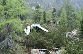  ??  ?? Cinturata L’area dove è precipitat­o l’ultralegge­ro partito da Bolzano. Difficile le operazioni di soccorso, la zona è molto impervia