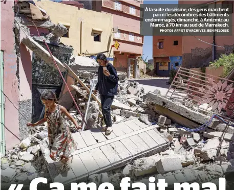  ?? PHOTOS AFP ET D’ARCHIVES, BEN PELOSSE ?? À la suite du séisme, des gens marchent parmi les décombres des bâtiments endommagés, dimanche, à Amizmiz au Maroc, à 70 km au sud de Marrakech.