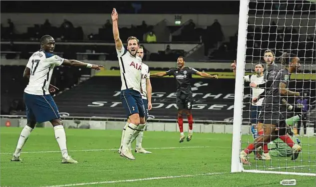  ?? Foto: AFP ?? Tottenhams Fußballsta­rs Moussa Sissoko (l.) und Harry Kane hoffen, dass sie sich gegen Achtligist Marine nicht über Gegentore ärgern müssen.