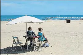  ?? MANÉ ESPINOSA ?? Dos usuarias en una playa de Barcelona, esta semana