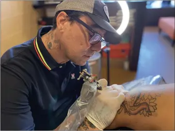  ?? KYRA GOTTESMAN — MERCURY-REGISTER ?? Chris Earl works on a tattoo Friday at his new studio, Travelers Tattoo, in downtown Oroville.