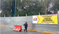  ??  ?? El parque fue cercado con láminas hace unas semanas y adentro se realizan trabajos para remover el piso actual del área verde.