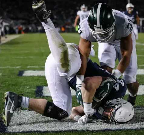  ?? Scott Taetsch/Getty Images ?? Penn State’s Tyler Warren scores a touchdown in the second half Saturday of the Nittany Lions’ 35-16 victory against Michigan State in University Park, Pa.