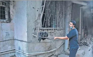  ?? HT PHOTOS: PRAFUL GANGURDE ?? Farhan Ansari, 32, was the first one to reach and rescue the patients by breaking the window grille.