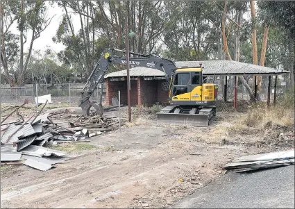  ??  ?? NEW LOOK: The south-western corner of Horsham Showground next to the Wimmera River is undergoing a major facelift. Picture: PAUL CARRACHER