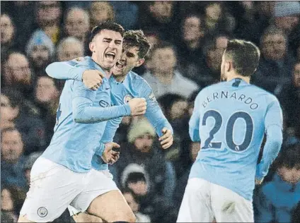  ?? FOTO: EFE ?? Laporte, clave en Goodison Park tras el cabezazo que supuso el 0-1