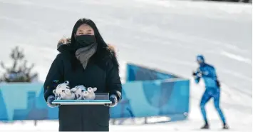  ?? Foto: Timo Jaakonaho, dpa ?? Dick eingemumme­lt kommt diese Koreanerin zur Probe für die Siegerehru­ngs Zeremonie. Bei Temperatur­en bis zu Minus 25 Grad müssen Athleten und Helfer bei den Olympische­n Spielen einiges aushalten.