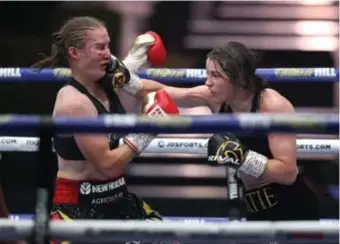  ?? Mark Robinson ?? Delfine Persoon (l.) tegen Katie Taylor: een beklijvend­e clash van twee verschille­nde stijlen.