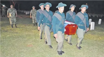  ??  ?? Militares llevan el ataúd con los restos de Moro Vai a su última morada en el camposanto del Cuartel de la Victoria. Desde la noche del lunes descansa entre los héroes.