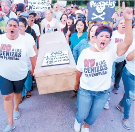  ??  ?? Vecinos de Peñuelas y otras voces solidarias se han mantenido en pie de lucha para evitar el depósito de cenizas de carbón.