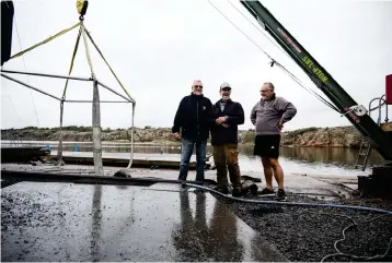  ??  ?? Pelle Jansson (mitten) driver Kämpersvik­s båtvarv som ståtat med toppmodern spolplatta som tar hand om vattnet när båtarna tvättas för hösten. Per-erik Adolfsson och Magnus Carlsson är nöjda båtägare.