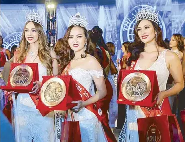 ??  ?? 2017 Bb. Pilipinas-Globe Nelda Dorothea Ibe (right) finished first runner-up to Vietnam’s Do Tran Khanh Ngan (center), with Siberia’s Elena Latypova as second runner-up.