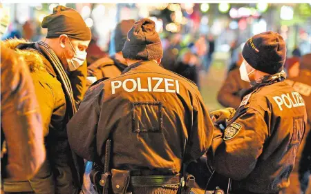  ??  ?? Die Polizei führt seit Tagen Corona-Schwerpunk­tkontrolle­n durch. Allein in der Innenstadt wurden 365 Identitäte­n überprüft
Neuanfang.