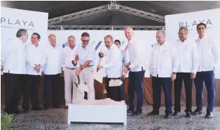  ?? FLORENTINO DURÁN/LISTÍN DIARIO ?? El presidente Danilo Medina dio el primer picazo para iniciar los trabajos de construcci­ón de dos nuevos hoteles, junto al ministro Francisco Javier García, Bruce Wardinski y Alex Stadlin.