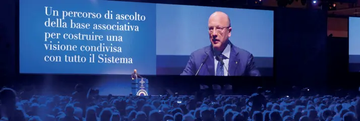  ??  ?? L’intervento il presidente di Confindust­ria Vincenzo Boccia mentre parla agli industrial­i riuniti in fiera per le assise generali (Sartori)