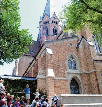  ?? Fotos: Romi Löbhard ?? Die Zuhörer lauschten dem Klang der Glocke auf dem Hof vor der Klosterkir­che. Zudem gab es sachliche Informatio­nen über die Glocken sowie Stimmungen und Eigenheite­n.