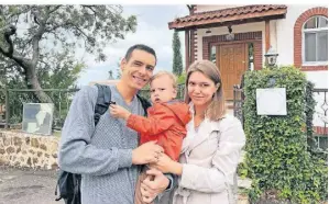  ?? FOTOS: SUSANNE GÜSTEN ?? Eine russisch-ukrainisch­e Familie: Pawel, Viktoria und ihr Sohn Andrej vor der Kirche in Alanya.