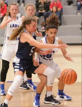  ?? Scott Herpst ?? Gordon Lee’s Abby Logan and Ringgold’s Albany Jett battle for a loose ball during an NGAC game in Ringgold last week.