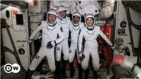  ?? ?? Matthias Maurer (à gauche) et ses trois collègues astronaute­s ont dû dire au revoir à l'ISS