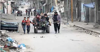  ?? / ANADOLIJA ?? Palestinci napuštaju područje bolnice Al-shifa u Gazi na koje je izraelska vojska pokrenula napad