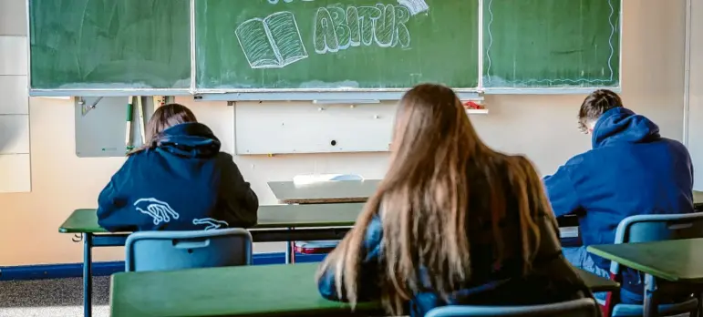  ?? Foto: Sina Schuldt, dpa ?? Ob ein Kind aufs Gymnasium geht und irgendwann Abitur macht, hängt in Bayern stark von der Bildung und dem Einkommen der Eltern ab.