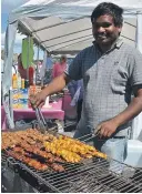  ??  ?? MAT: Gundav Gopalalris­hnan laget smakfulle grillspyd.