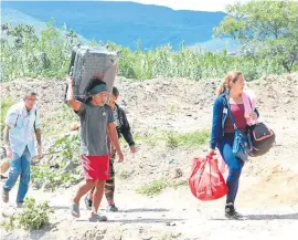  ??  ?? EL FLUJO DE INMIGRANTE­S POR LOS PASOS INFORMALES se mantenía ayer vigente, pese a la orden de la Policía de detener a quienes insistiera­n cruzar la frontera hacia Colombia.