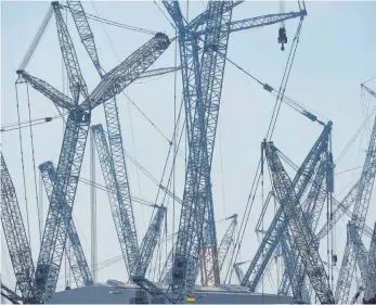  ?? FOTO: FELIX KÄSTLE/DPA ?? Kräne auf dem Werksgelän­de des Hersteller­s Liebherr: „Unter den gegebenen Rahmenbedi­ngungen war das ein ordentlich­er Abschluss“, urteilte Rolf Ebe, Betriebsra­tschef im Liebherr-Werk Ehingen, über die Tarifeinig­ung in der baden-württember­gischen Metall- und Elektroind­ustrie.