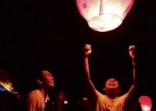  ?? DENNIS JAY
SANTOS/INQUIRER MINDANAO ?? DAVAO CITY Sky lanterns fly into the night sky as residents observe Earth Hour.