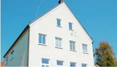  ??  ?? Im ersten Stock des Bliensbach­er Bürgerhaus­es sollen zwei Notwohnung­en entstehen – dafür muss tüchtig saniert werden. 100 000 Euro wird das kosten.