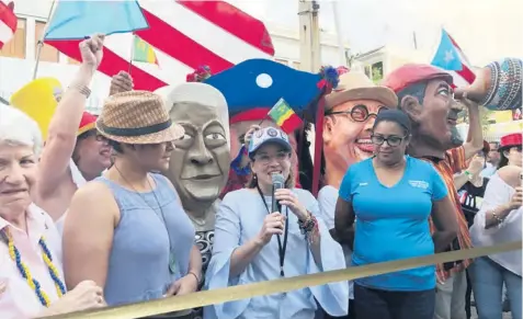  ?? LYNET SANTIAGO TÚA ?? La alcaldesa Carmen Yulín Cruz inauguró las Fiestas de la Calle San Sebastián luego de rechazar cancelarla­s o aplazarlas.