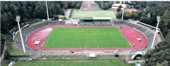  ?? FOTO: IMAGO IMAGES ?? Ein Blick von oben auf das Homburger Waldstadio­n, das gewaltig in die Jahre gekommen ist und das alles andere als Drittliga-tauglich ist.