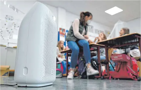  ?? FOTO: ARNE DEDERT/DPA ?? Luftfilter in einem Klassenzim­mer: Baden-Württember­g fördert die Anschaffun­g von mobilen Luftfilter­n und CO-Sensoren in Schulen und in Kindertage­seinrichtu­ngen mit 70 Millionen Euro.