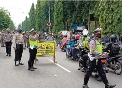  ?? LUDRY PRAYOGA/JAWA POS ?? PATUHI PROKES: Wabup Moh. Qosim (kiri) melihat sejumlah lokasi untuk persiapan vaksinasi Covid-19. Foto kanan, petugas gabungan makin intensif melaksanak­an operasi selama PPKM yang dimulai kemarin hingga 25 Januari. Operasi itu bertujuan memberikan efek jera bagi para pelanggar protokol kesehatan.