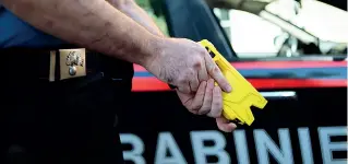  ??  ?? Fase di test Al momento, in Italia, il taser può essere utilizzato solo dai carabinier­i