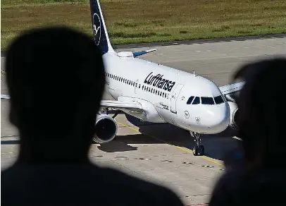  ?? Fotos: Matthias Rietschel ?? Urlauber am Flughafen Dresden beobachten die Start-und Landebahn. Viel gibt es nicht zu sehen.