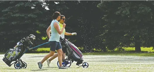  ?? ED KAISER ?? Golfers have been flocking to the Victoria Park Golf Course and other courses and driving ranges in the Edmonton area since they opened two months ago.