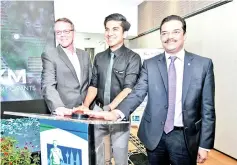  ?? — Bernama photo ?? Youth and Sports Minister Syed Saddiq Syed Abdul Rahman (centre) with Dirigo Events Sdn Bhd director Rainer Biemans (left) and Ketua Pegawai Eksekutif Standard Chartered Bank Malaysia cheif executive officer Abrar A. Anwar (right) launching the computeris­ed ballot system for registrati­on for the KL Standard Chartered Marathon 2019 yesterday.