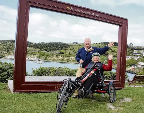  ?? PHOTO: KAYLA HODGE ?? Glass half full . . . Christine Blake, of Red Beach, who is paraplegic, and her husband Ron, have been cycling the Alps 2 Ocean Cycle Trail.