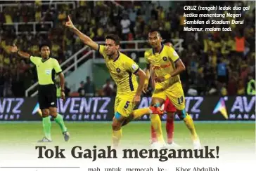  ?? FARIZUL HAFIZ AWANG ?? CRUZ (tengah) ledak dua gol ketika menentang Negeri Sembilan di Stadium Darul Makmur, malam tadi.