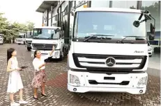  ?? FRIZAL/JAWA POS ?? KUKUH:
Chief Financial Officer PT Kedaung Satrya Motor Elizabeth Hidajatno (kiri) dan Sales Manager Commercial Vehicle Ermy di Surabaya kemarin.