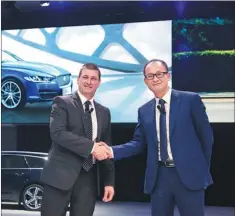  ??  ?? Murray Dietsch (left), president of Chery Jaguar Land Rover Automotive shakes hands with Chris Chen, vice-president, at the Guangzhou auto show.