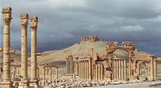  ??  ?? Passato Un’immagine dell’antica città di Palmira, in Siria, uno dei tesori d’arte meglio conservati del Medio Oriente. La zona è stata conquistat­a pochi mesi fa dai miliziani del Califfato. Nei giorni scorsi uno dei templi è stato fatto saltare in...