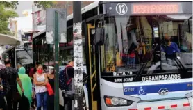  ?? RAFAEL PACHECO GRANADOS ?? Las paradas de buses también estaban a reventar.